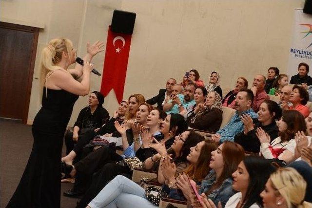 Menekşeler, ’çiçek Annelere’ Hediye Edildi