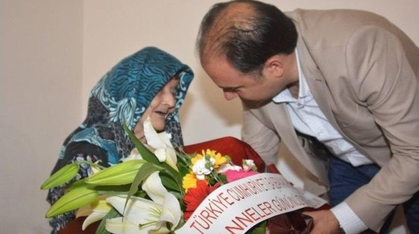 Ege&rsquo;nin En Yaşlı Kadınına Başbakandan G&uuml;l