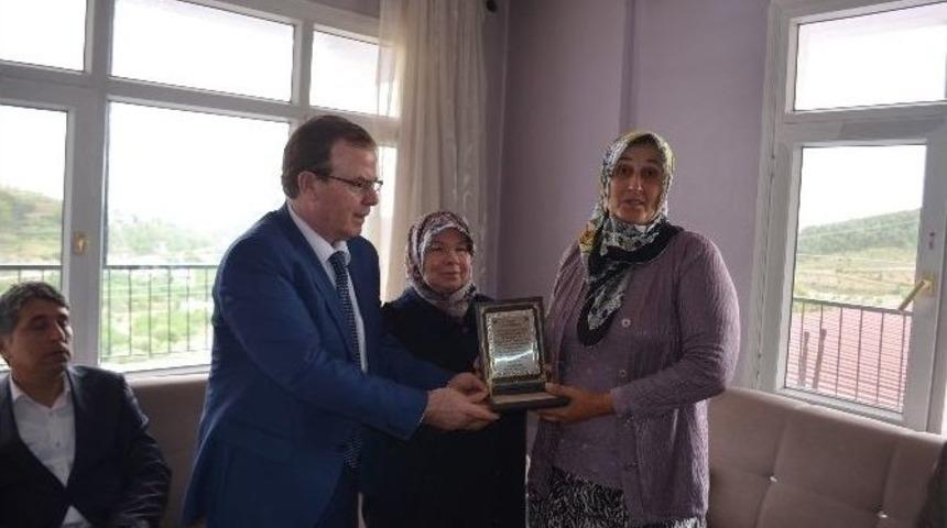 Kırıkhan&rsquo;da Şehit Annesi "yılın Annesi" Se&ccedil;ildi