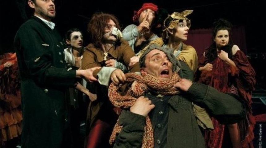 Sahne Sırası &Uuml;sk&uuml;pl&uuml;lerde