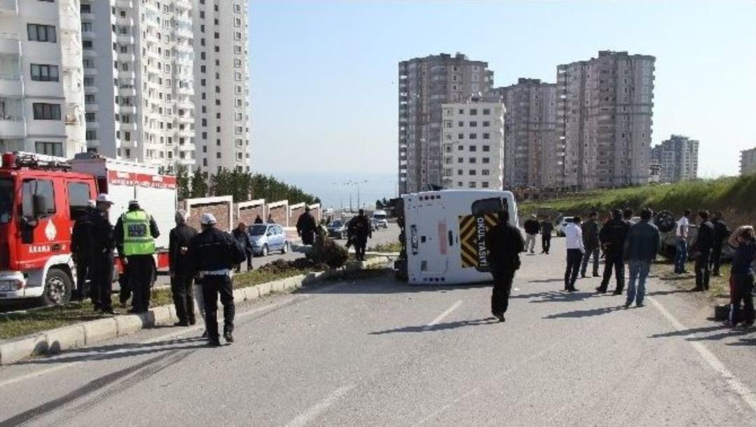 &Ouml;ğrenci Servisi Otomobil İle &Ccedil;arpıştı: 5 Yaralı