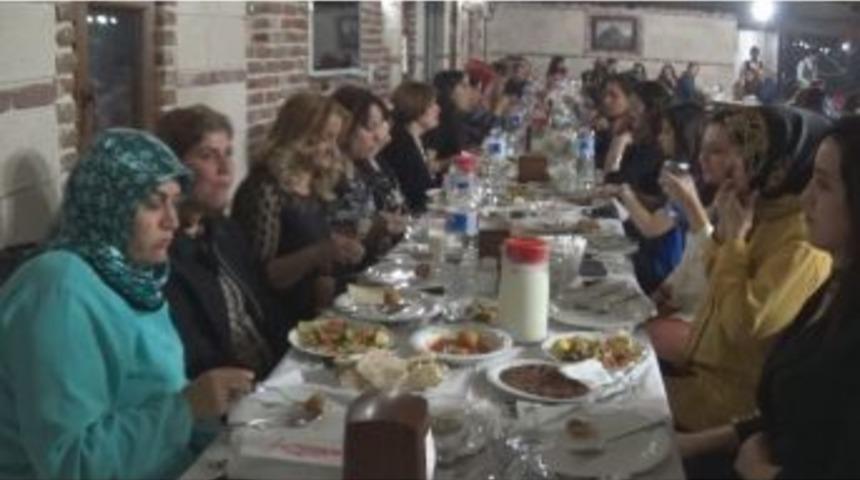 Te&ccedil;-sen Anneler G&uuml;n&uuml; İ&ccedil;in Toplandı