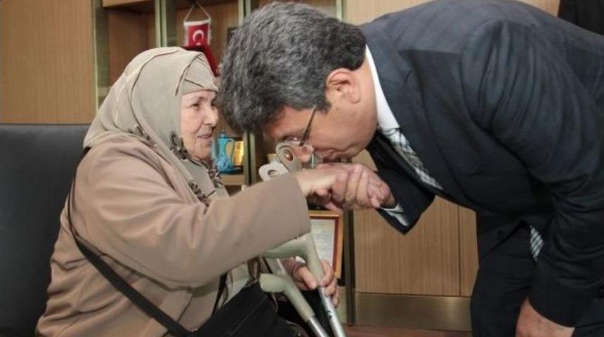 Yaşlı Vatandaşlardan Başkan Karadeniz&rsquo;e Teşekk&uuml;r