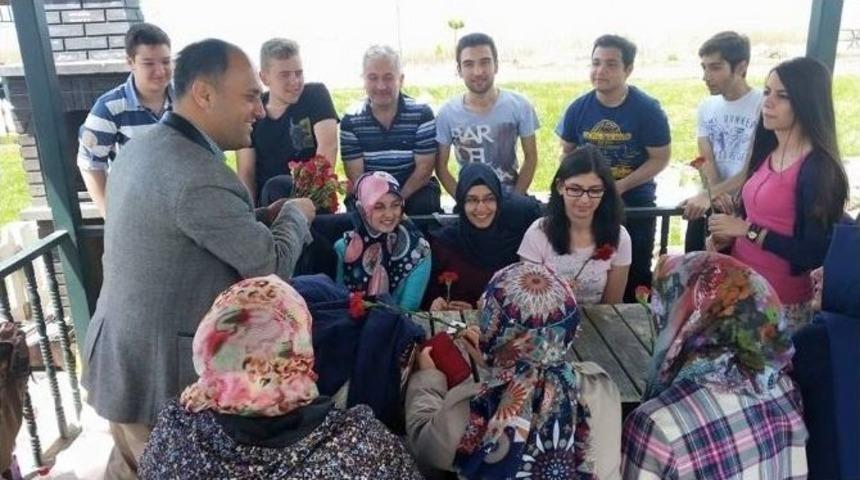 Başkan &Ouml;zaltun, Karanfil Uzattığı Annelerin G&uuml;n&uuml;n&uuml; Kutladı