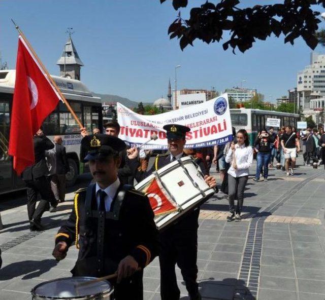 Liseliler, Tiyatro Festivali'nde Buluştu