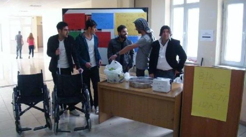 Engellileri Anlamak I&ccedil;in G&ouml;zlerini Kapatıp, Bastonla Y&uuml;r&uuml;d&uuml;ler