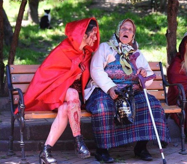 Zombiler, Yaşlı Kadına Kalp Krizi Ge&ccedil;irtecekti 1