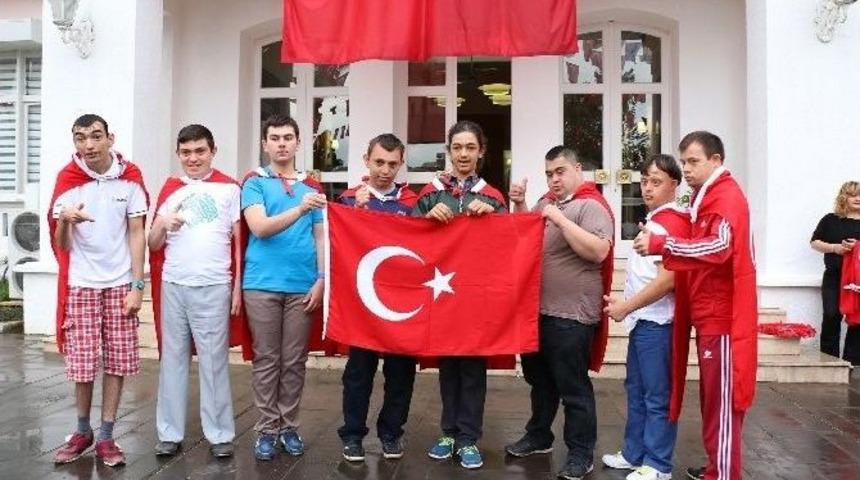 Engelli Gen&ccedil;lere Davul Zurnalı Asker Uğurlaması