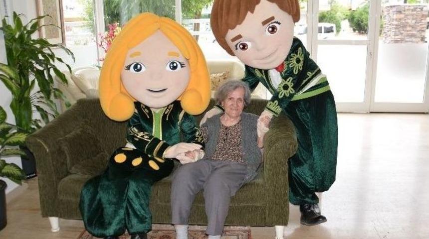 Ece Ve Efe&rsquo;den Alzheimer Hastası Annelere Ziyaret