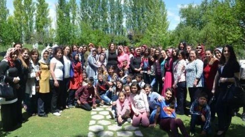 Sevgi Evlerinde Kalan &Ccedil;ocuklara &Ouml;zel Program