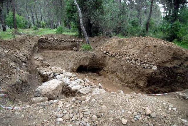 Otel Tahsisi Yapılan Phaselis'te Tarihi Yapı Ve Insan Iskeleti Bulundu