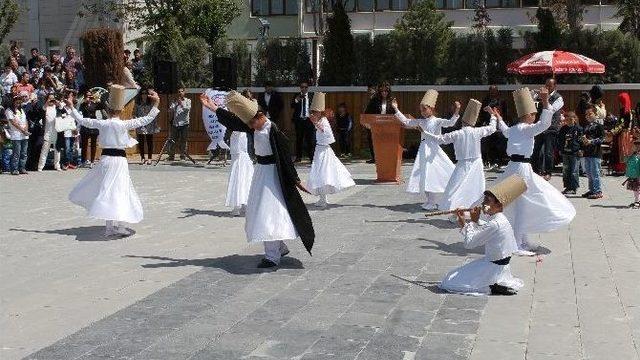 İşitme Engelli Öğrenciler İşaret Diliyle İstiklal Marşı Okudu