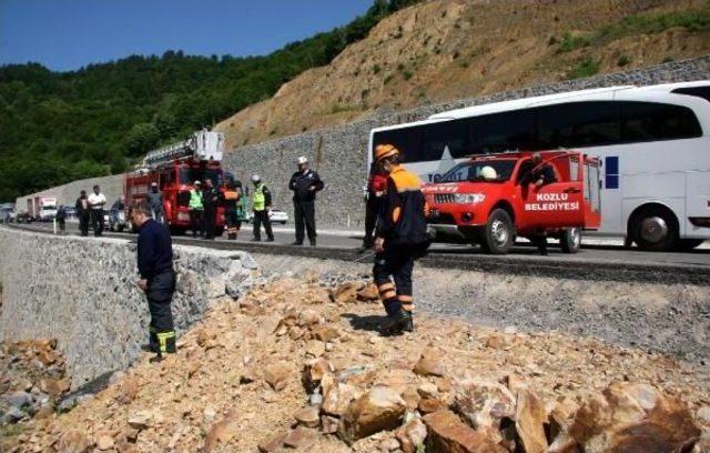 Takla Atan Araç Uçuruma Düşmesin Diye Kaputuna Kaya Parçaları Kondu: 2 Ölü, 3 Yaralı