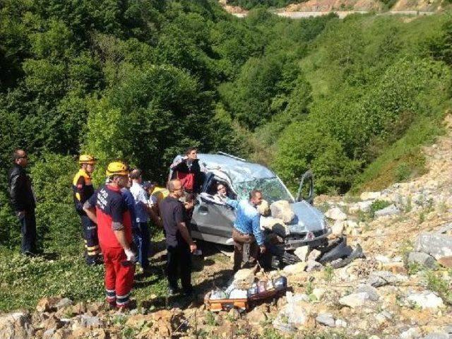 Takla Atan Araç Uçuruma Düşmesin Diye Kaputuna Kaya Parçaları Kondu: 2 Ölü, 3 Yaralı