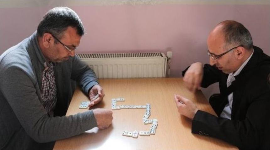 G&ouml;rme Engelli Vatandaşlar Dominoda H&uuml;nerlerini Sergiledi