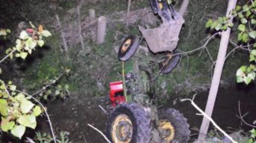 Trakt&ouml;r Dereye Devrildi, S&uuml;r&uuml;c&uuml; &Ouml;ld&uuml;