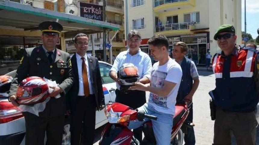 Ayvalık Belediyesi Motosiklet S&uuml;r&uuml;c&uuml;lerine Kask Dağıttı