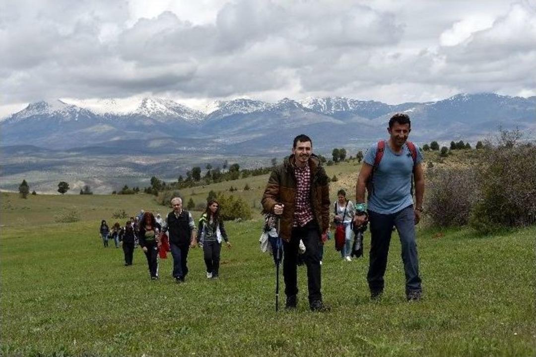 G&uuml;m&uuml;şhaneli Dağcılar Anneler İ&ccedil;in Y&uuml;r&uuml;d&uuml;