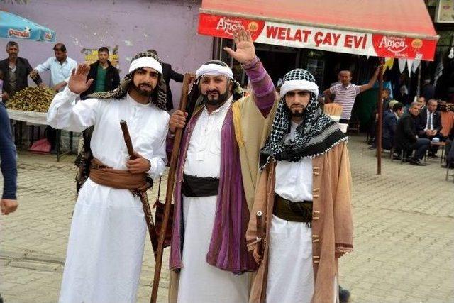 Tiyatro Ekibini Gerçek Sandılar 1