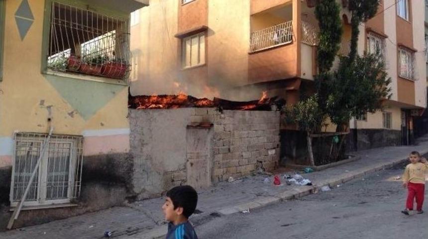 Gaziantep&rsquo;te Odunlukta &Ccedil;ıkan Yangın Eve Sı&ccedil;radı