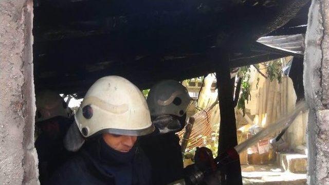 Gaziantep&rsquo;te Odunlukta &Ccedil;ıkan Yangın Eve Sı&ccedil;radı 1