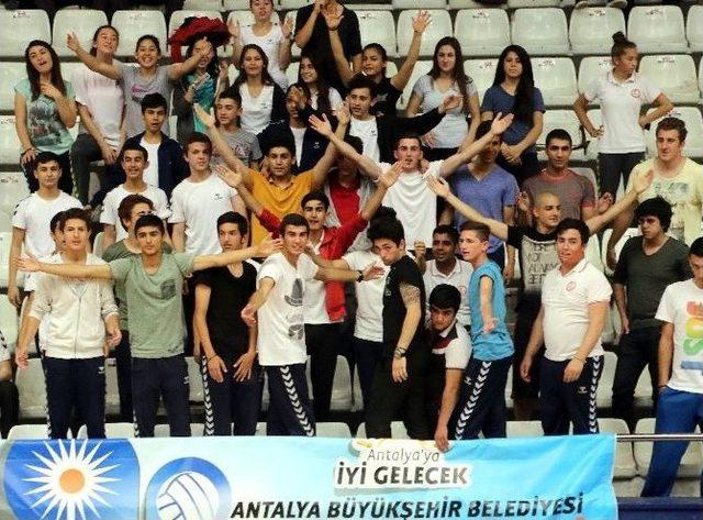 Okullar Ligi’nde Voleybol Ve Basketbol Şampiyonları Belli Oldu