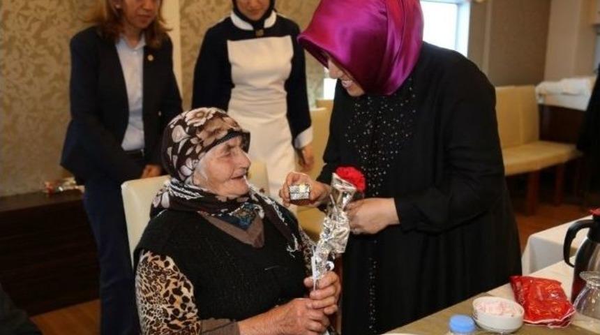 67 Yaşındaki Engelli Oğluna Bakan Nazife &Ccedil;eşmeci Yılın Annesi Se&ccedil;ildi