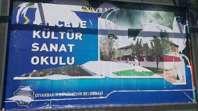 Diyarbakır’da Mhp’nin Billboardlardaki Afişi Söküldü