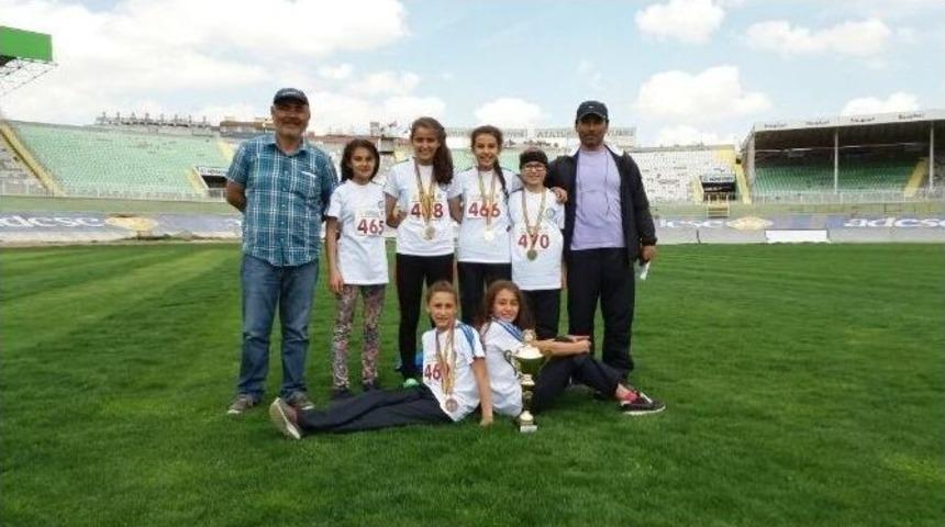 Atletizmde Geleceğin Yıldızları Şampiyonluğa Koşuyor