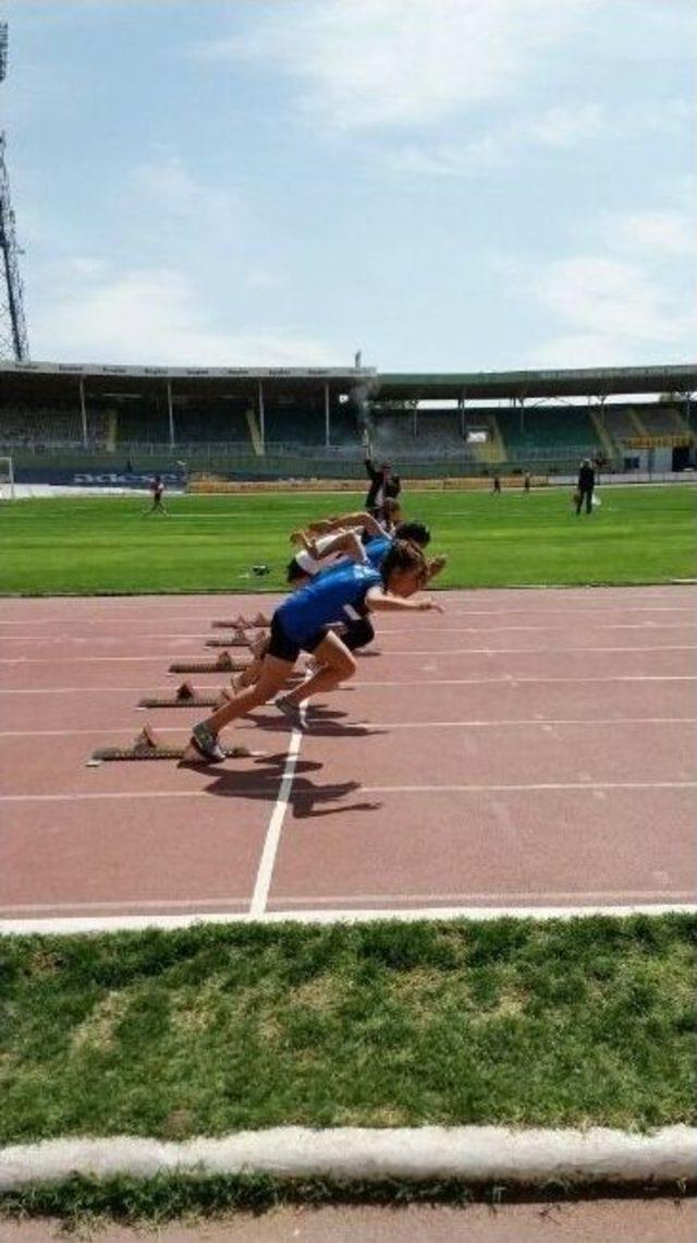 Atletizmde Geleceğin Yıldızları Şampiyonluğa Koşuyor