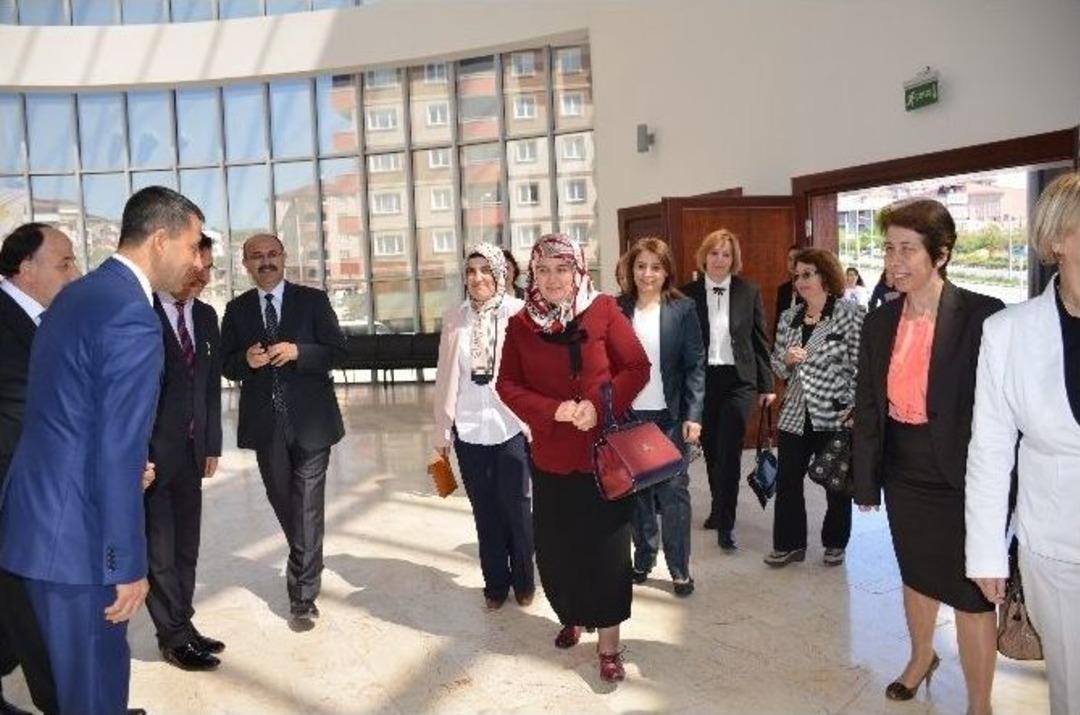 Hayme Ana Mesleki Ve Teknik Anadolu Lisesi &Ouml;ğrencilerinden Anneler G&uuml;n&uuml; Programı