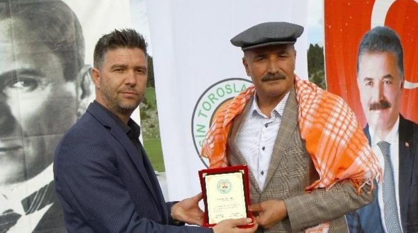 Başkan Tuna&rsquo;ya Y&ouml;r&uuml;kler&rsquo;den Plaket