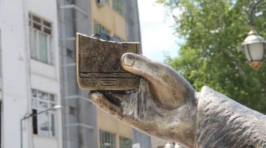 Selfie &Ccedil;eken Şehzade Heykeline Ikinci Saldırı