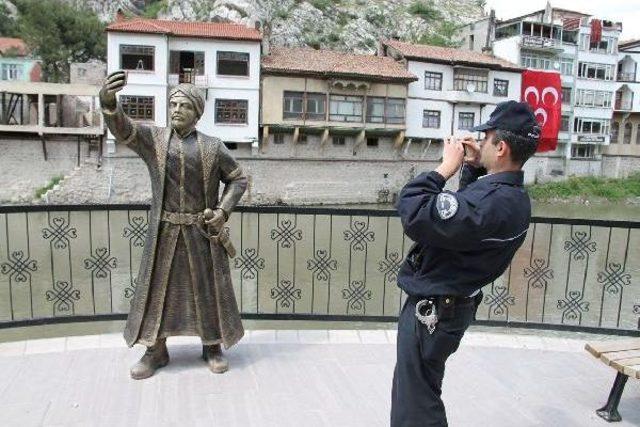 Selfie Çeken Şehzade Heykeline Ikinci Saldırı