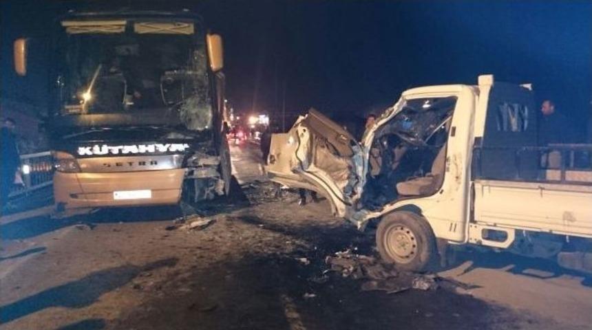 Kamyonetli Otob&uuml;s &Ccedil;arpıştı: 2 Yaralı