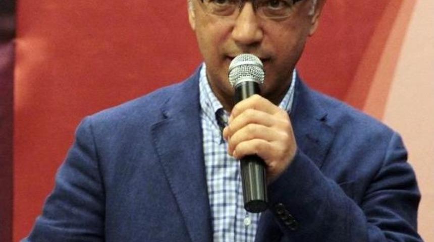 Eski Bakan Elvan Fes Giyip, Dondurma Dağıttı