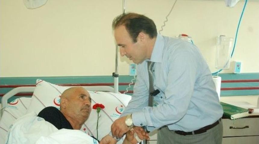 Başhekimden Engelli Hastalara Karanfil