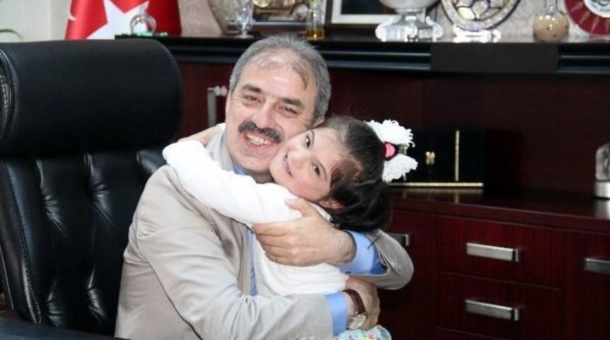 Miniklerden Başkan Din&ccedil;&rsquo;e Sevgi Seli