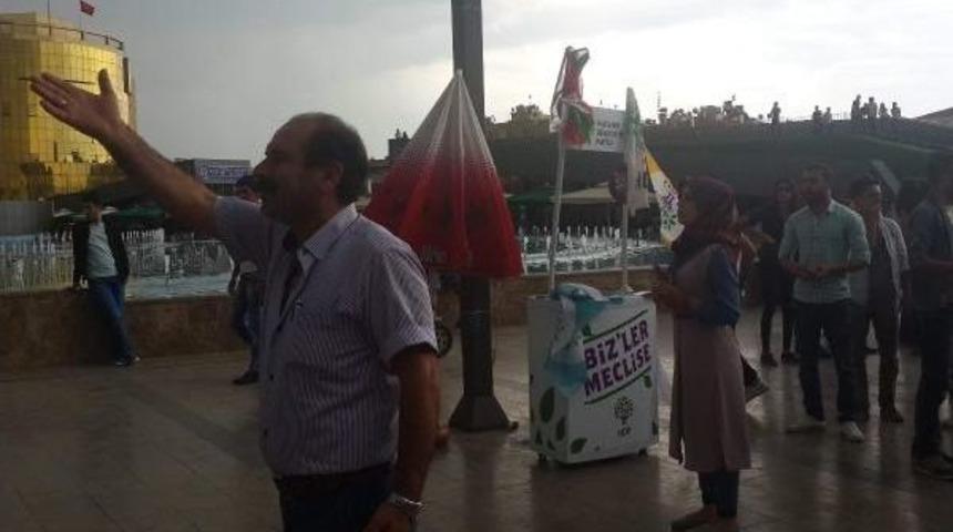 Aydın'da Hdp Standı &Ouml;n&uuml;nde Tekme Ve Yumruklu Kavga