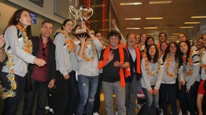 Şampiyon Yurda Döndü