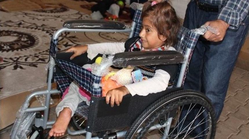 Tuzla Belediyespor Futbolcuları Suriyeli Engelli Çocuğa Tekerlekli Sandalye Hediye Etti