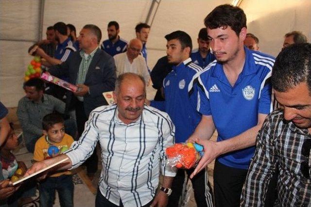 Tuzla Belediyespor Futbolcuları Suriyeli Engelli Çocuğa Tekerlekli Sandalye Hediye Etti