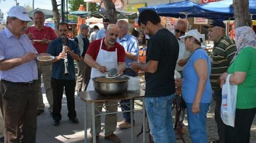 Dikili'de Kenan Evren I&ccedil;in Davul-Zurnalı Helva Dağıttımı