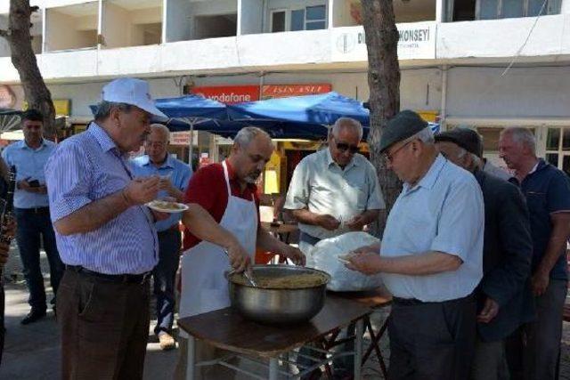 Dikili de Kenan Evren I&ccedil;in Davul-Zurnalı Helva Dağıttımı 1