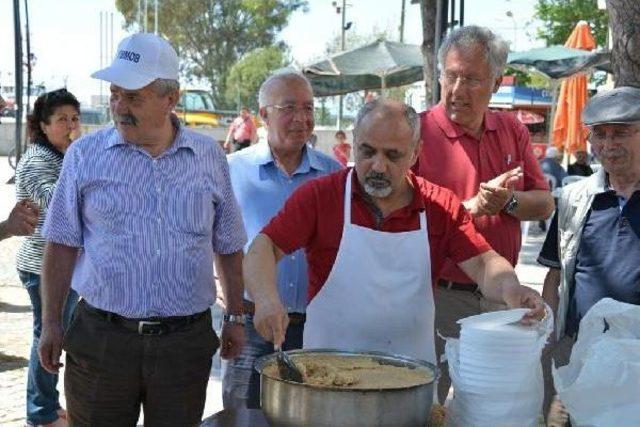 Dikili de Kenan Evren I&ccedil;in Davul-Zurnalı Helva Dağıttımı 2