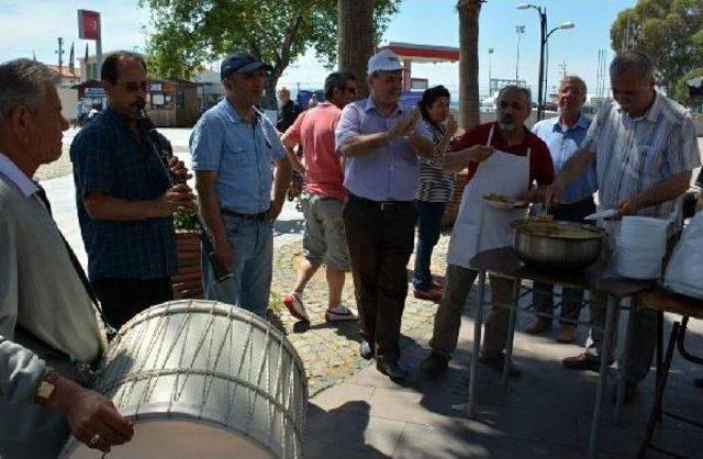 Dikili de Kenan Evren I&ccedil;in Davul-Zurnalı Helva Dağıttımı 3