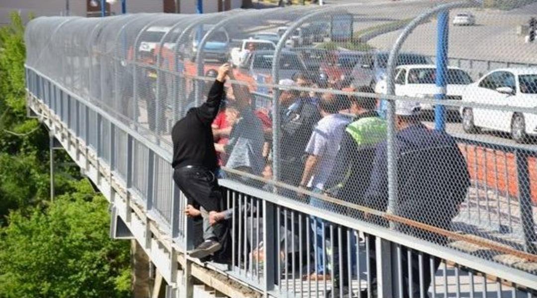 K&ouml;pr&uuml;ye &Ccedil;ıkarak İntihar Etmek İsteyen Vatandaşı Diğer Vatandaşlar Kurtardı