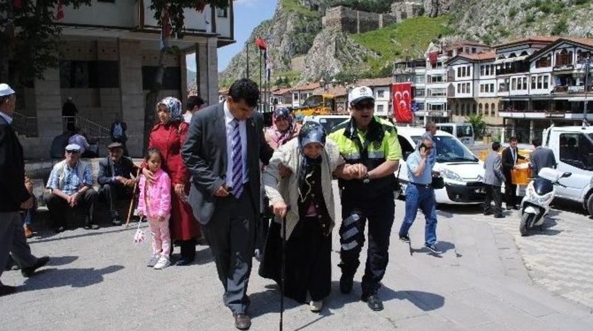 Polisten Yaşlı Kadına Yardım Eli