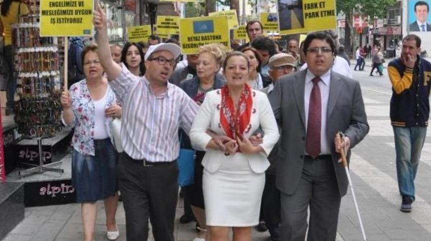 G&ouml;rme Engellilerden Kaldırıma Parka Tepki