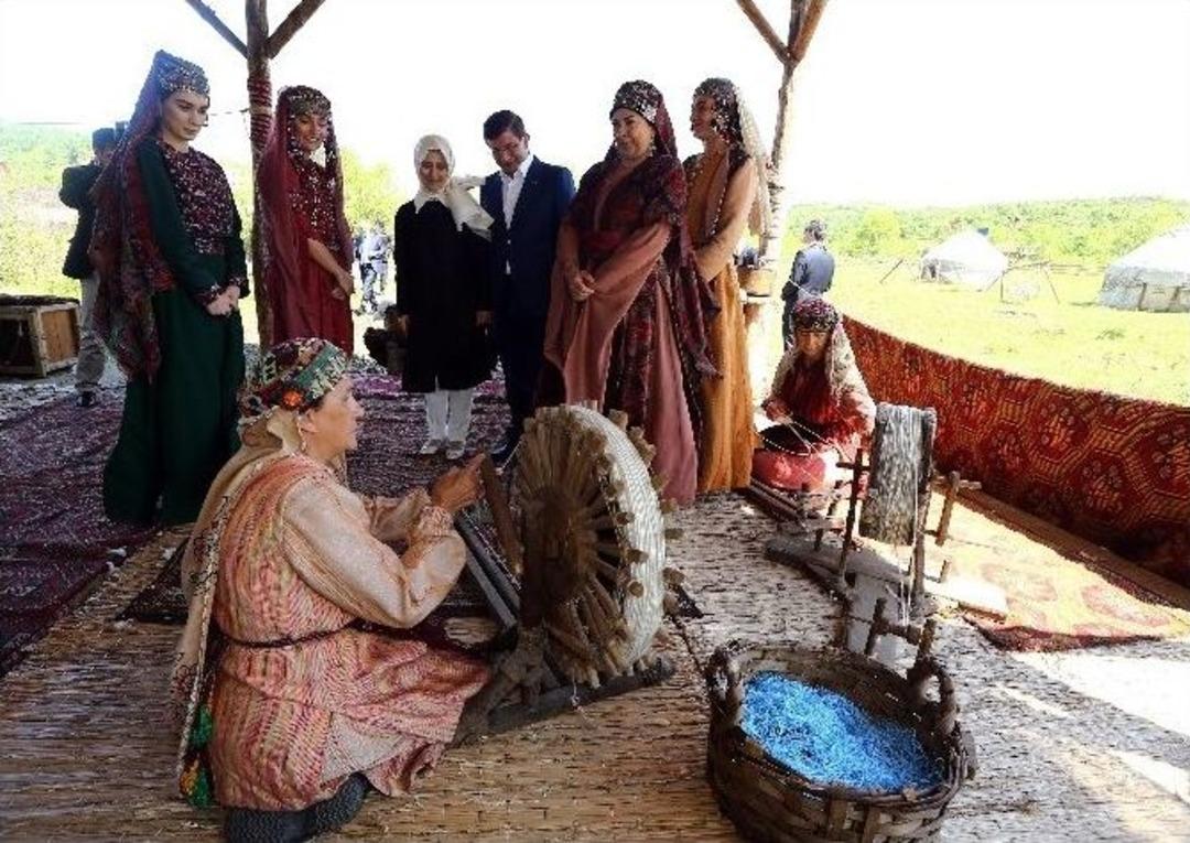 Başbakan Davutoğlu &ldquo;diriliş Ertuğrul&rdquo; Dizisinin Setini Ziyaret Etti